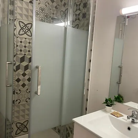 A Modern Situated Just A Few Steps From The Canal Saint Martin Апартаменты *
